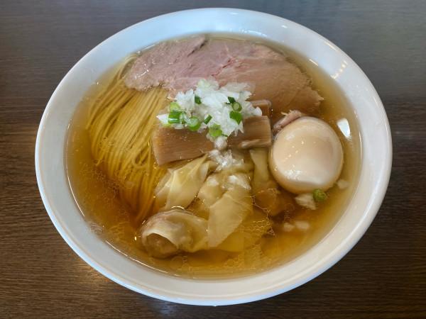 「ワンタン塩そば　卵」@中華そばイデタの写真