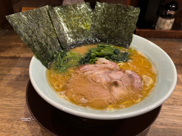 「ラーメン930円 ライス大盛り250円」@横浜醤油豚骨ラーメン 銀十の写真