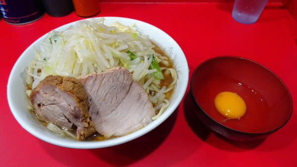 「小ラーメン（800円）＋冷やし（100円）＋生卵　ニンニク」@ラーメン二郎 生田駅前店の写真