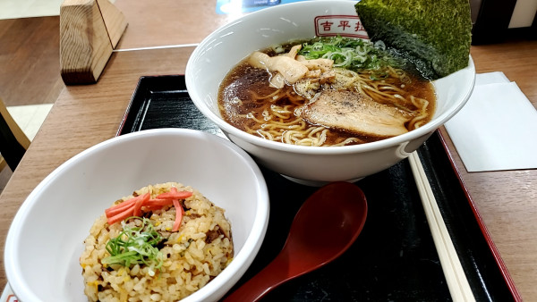 「醤油ラーメン　チャーハン」@吉平らーめん 御在所SA店の写真