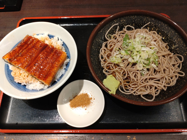 「ミニうな丼セット（そば冷）　９８０円　※」@めとろ庵 大手町店の写真