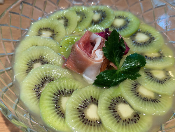 「限定　キウイとハモンセラーノ冷やし塩soba」@鶏Soba Toraやの写真