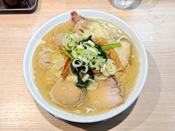 「塩ワンタンメン＋味玉」@桜上水 船越の写真