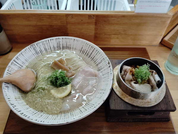 「牡蠣そば（並）釜めしセット　　　　1200円」@中華そば 華塩の写真