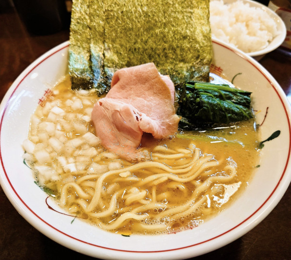 「豚骨醤油ラーメン(普通160ｇ)＋ライスハーフ」@こいけのいえけいの写真