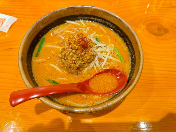 「北海道辛味噌らーめん 赤 900円(税込990円)」@麺場 田所商店 池袋東店の写真