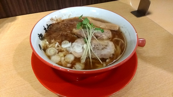 「鰹醤油らーめん（８５０円）」@三豊麺 斬 サンプラザ店の写真