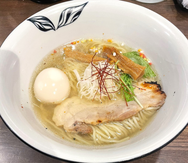 「塩らぁ麺 寿 +味玉」@らぁ麺BAR 錦 iwamotoの写真