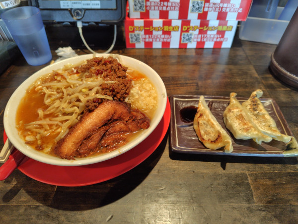 「極みそラーメン1180円＋麺100g100円＋焼餃子３個」@麺と飯 トンじろの写真