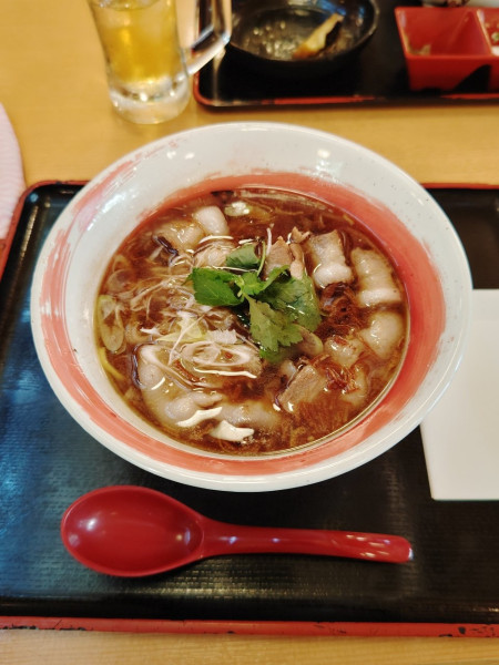 「桜島美湯豚の特製肉ラーメン(900円)」@お食事処 ごちそう屋 昭島店の写真