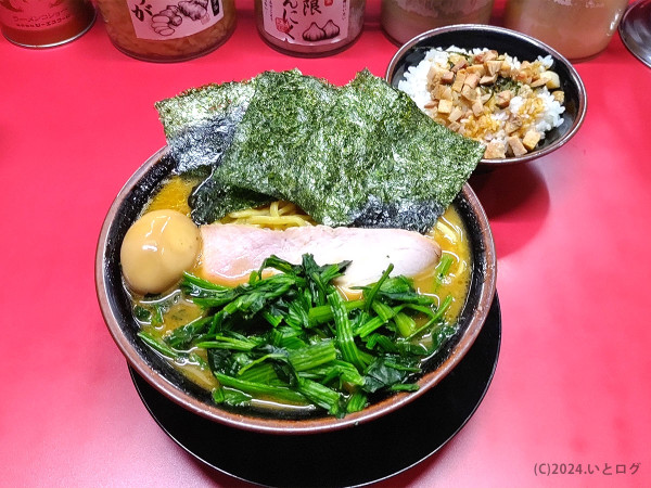 「ラーメン 大盛（＋味玉＋ホウレン草）」@家系ラーメン 王道家の写真