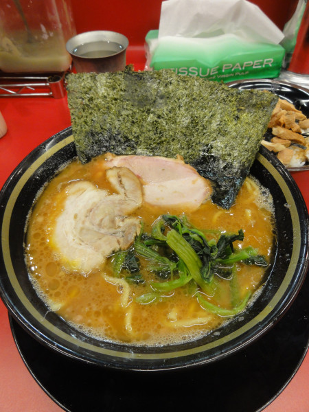 「ラーメン900円普通 バラ50円半マブシ🍚150円」@IEKEI_TOKYO 王道家直系の写真