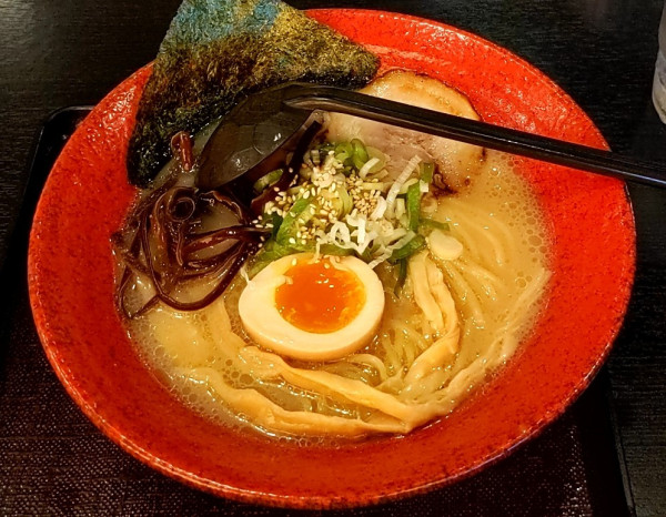 「普通のとんこつらーめん」@五味八珍 菊川店の写真