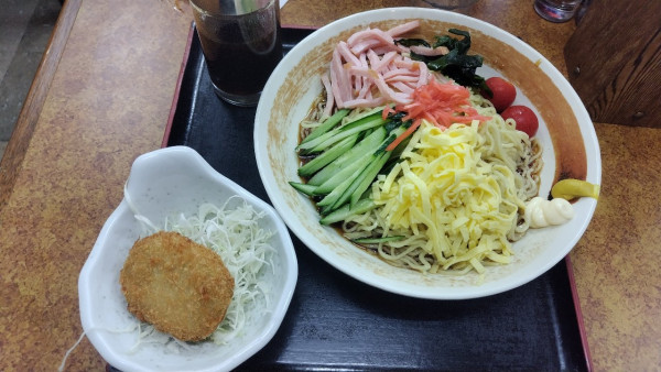 「令6·8·26冷やし中華大盛780円+サービスコロッケ」@山田うどん 成瀬店の写真