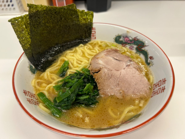 「ラーメン（硬め 多め）＋ライス」@ラーメン日輪の写真
