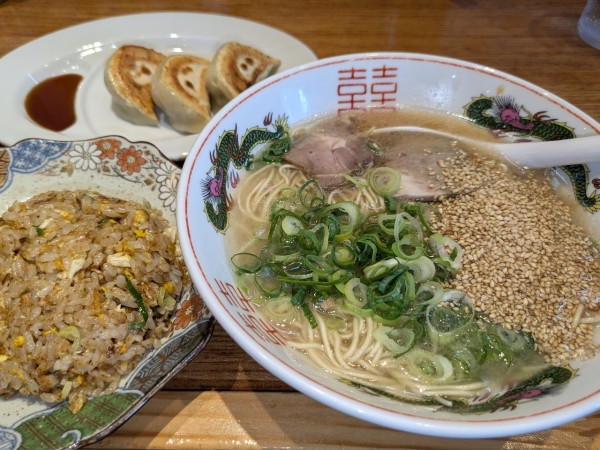 「ラーメン･焼き飯(小) + 餃子(お一人様は半分選べます)」@とんこつ亭 ひろみちゃんの写真