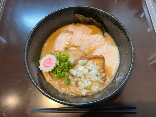 「濃厚中華そば+鶏チャーシュー」@中華そば 輝羅の写真