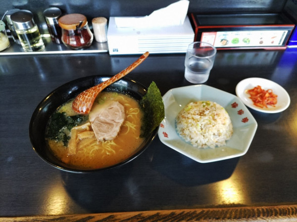 「トンコクラーメン＋半チャーハン」@ラーメン珍珍珍 高島通り店の写真