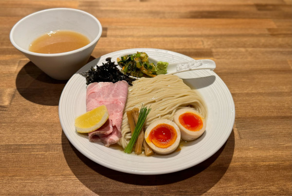 「【限定】冷やし塩つけ麺（がごめ昆布水×煮干出汁）¥1400」@酒肴場 屯の写真