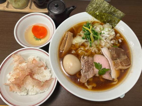 「特製わんたん麺（醤油）大盛1350円+卵かけご飯250円」@中華そば 麦笑 本所吾妻橋店の写真