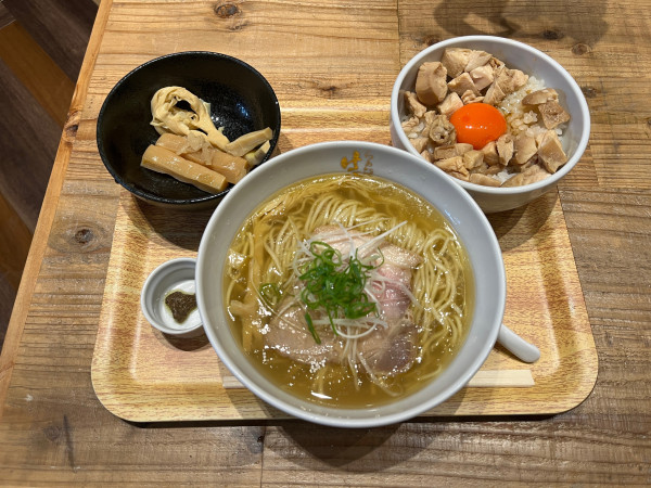 「塩らぁ麺900円メンマ（クーポン）マキシマム親子丼350円」@らぁ麺 はやし田 TXGAおおたかの森店の写真
