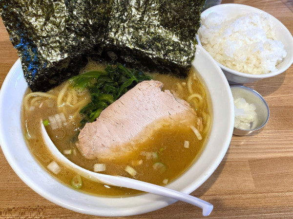 「ラーメン 850円＋ライス（おかわり自由）100円」@家系らーめん やなぎやの写真