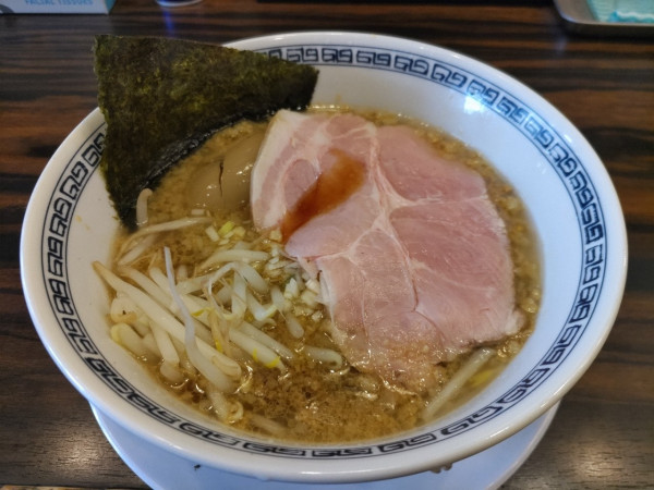 「背脂醤油ラーメン・太麺」@稲荷屋の写真