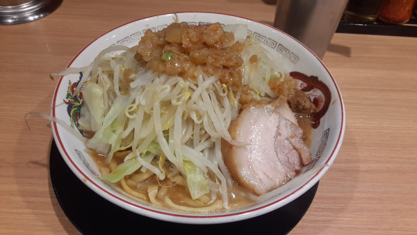 「ラーメン小　ニンニクアブラ」@豚山 池袋西口店の写真