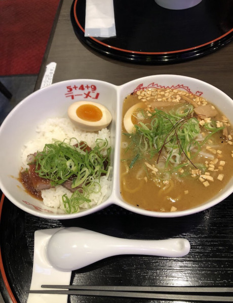 「濃厚味噌、ローストビーフ丼」@5+4+9ラーメンの写真