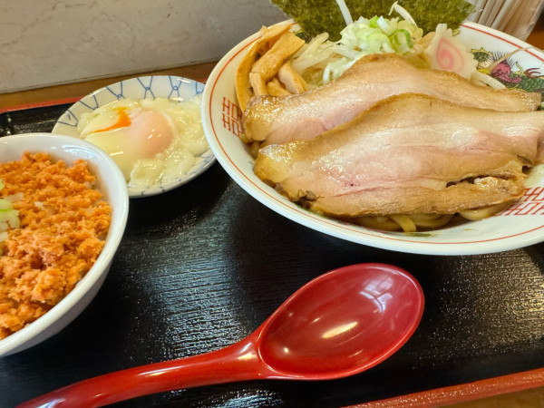 「油そば小　鮭ごはんセット950円＋温玉110円」@さんのじの写真
