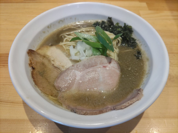 「淡麗煮干しそば」@煮干らぁめん 樹鈴の写真