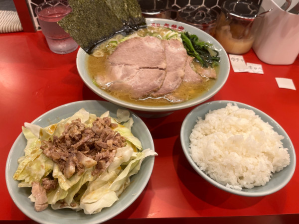 「中盛りチャーシューメンこいめネギ&ライス&キャベチャー」@六角家1994+の写真