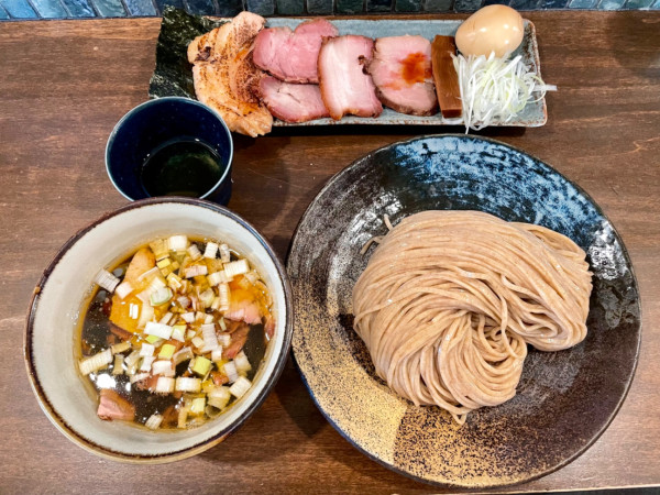 「＜夏季限定＞ 🍜熟成牡蠣醤油の昆布水つけめん 大盛り＋特製」@麺屋みつば＋クローバーの写真
