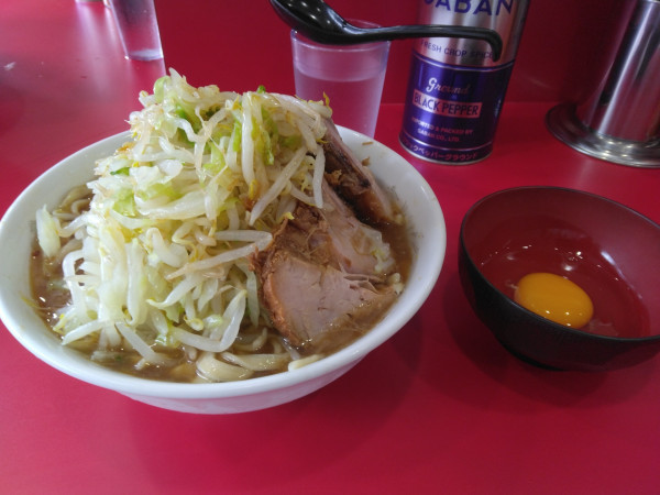 「小ラーメン、スーパー総帥(冷やし)、生卵」@ラーメン二郎 生田駅前店の写真