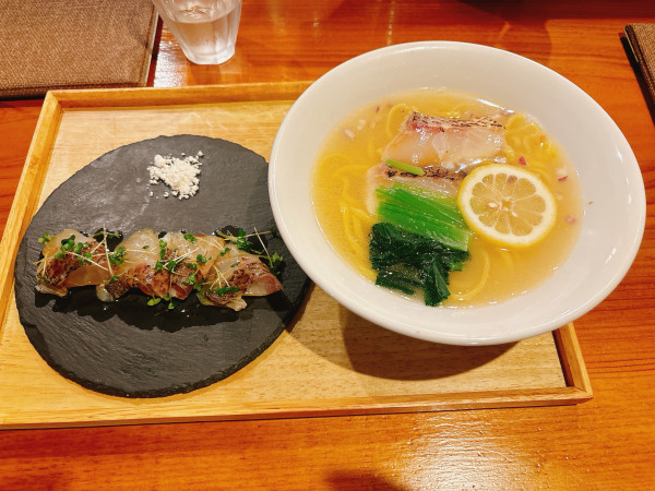 「真鯛ラーメン＋真鯛の厚切カルパッチョ ハーフ」@真鯛らぁめん まちかどの写真