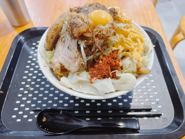 「汁なし+チーズ+生卵」@夢の一歩 天神店の写真