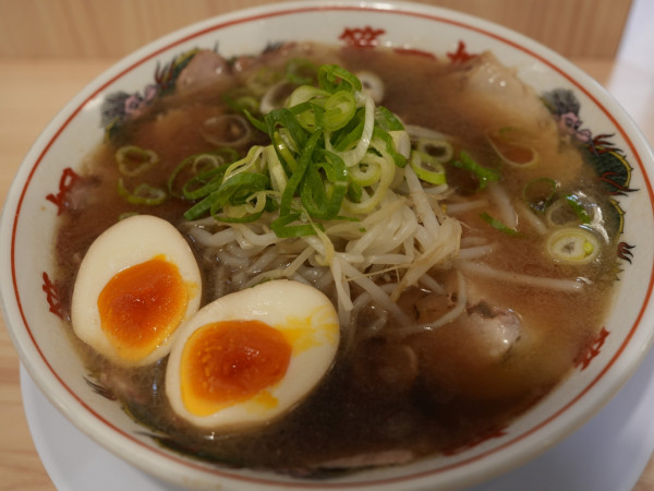 「ラーメン 麺硬め＋サービス味玉」@本家 第一旭 新宿店の写真