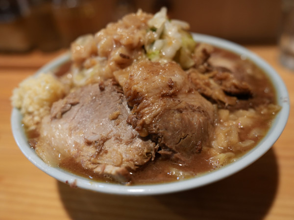 「わいずの豚そば アブラ＋ニンニク」@秋葉原ラーメン わいずの写真