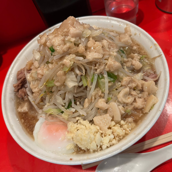 「大ラーメン+温泉玉子『コール』 ニンニク、アブラ、カラメ」@ラーメン二郎 府中店の写真