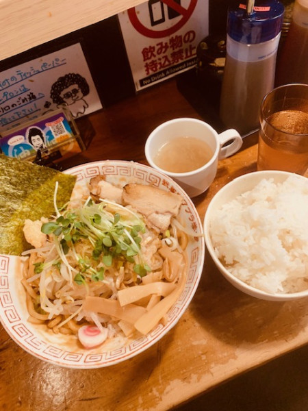 「特濃油そば(大盛)880円 クーポンライス」@武蔵野アブラ学会 早稲田総本店の写真