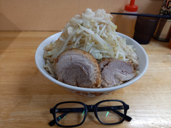 「小ブタ2枚(ニンニク少し・野菜アブラ増し)1000円」@ラーメン 登良治郎の写真