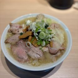 塩中華そば+大盛り+ハーフチャーシュー+ワンタン2個