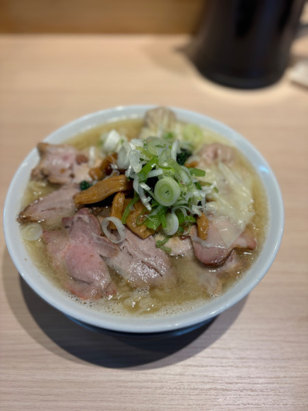 「塩中華そば+大盛り+ハーフチャーシュー+ワンタン2個」@桜上水 船越の写真