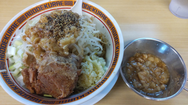 「ミニ汁なし800円全マシ」@麺屋 顎で喰らえの写真