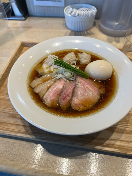 「特製中華そば醤油・手もみ麺ワンタン追加（1900円）」@宍道湖しじみ中華蕎麦 琥珀 東京本店の写真