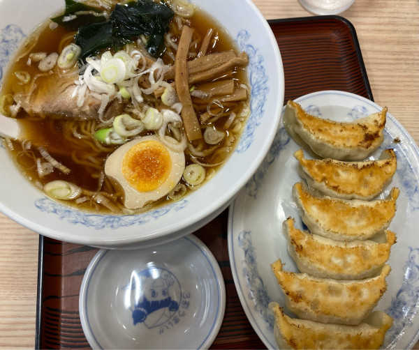 「満州しょうゆラーメンと焼餃子　870円」@ぎょうざの満洲 町田パリオ店の写真
