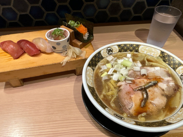 「凄い煮干し醤油+赤酢5貫」@すごい煮干ラーメン野毛 すし 釣りきんの写真