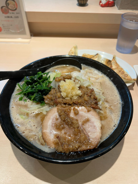 「背脂豚骨醤油ラーメン、餃子」@鶏白湯らーめん 叶の写真