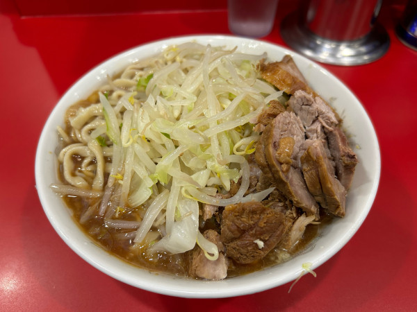 「豚入り+冷やし」@ラーメン二郎 生田駅前店の写真