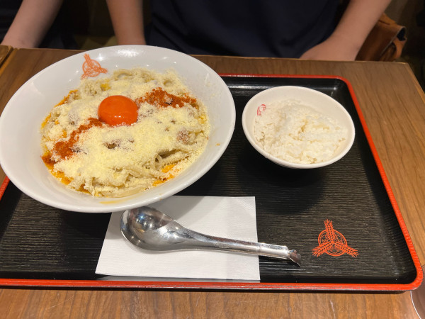 「白い灼熱禁断のチーズ油そば（1380円）」@つけ麺専門店 三田製麺所 五反田店の写真